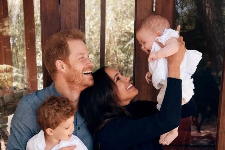 Meghan i Harry dzielą się pierwszym zdjęciem swojej córki Lilibet Diana