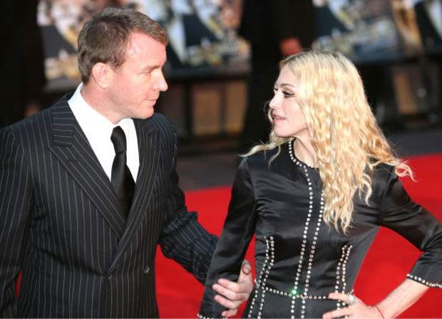 GUY RITCHIE I JACQUI AINSLEY Szczęście po Madonnie