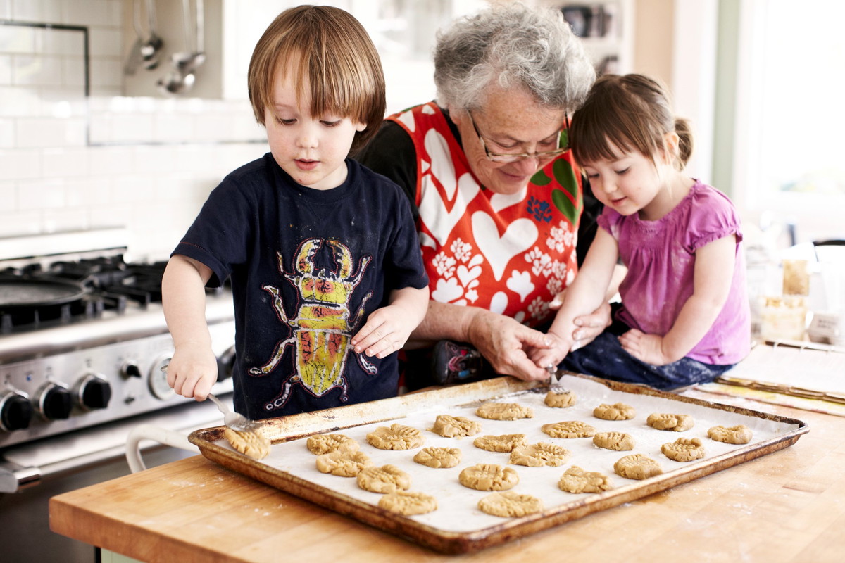 Jak budować dobre relacje z dziadkami? Co robić, gdy dziadkowie za bardzo ingerują w nasze życie? Ekspert odpowiada