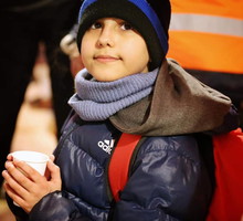 11-letni chłopiec samotnie uciekał przed wojną. Dotarł na granicę. Na ręce miał napisaną ważną wiadomość. Co za historia!