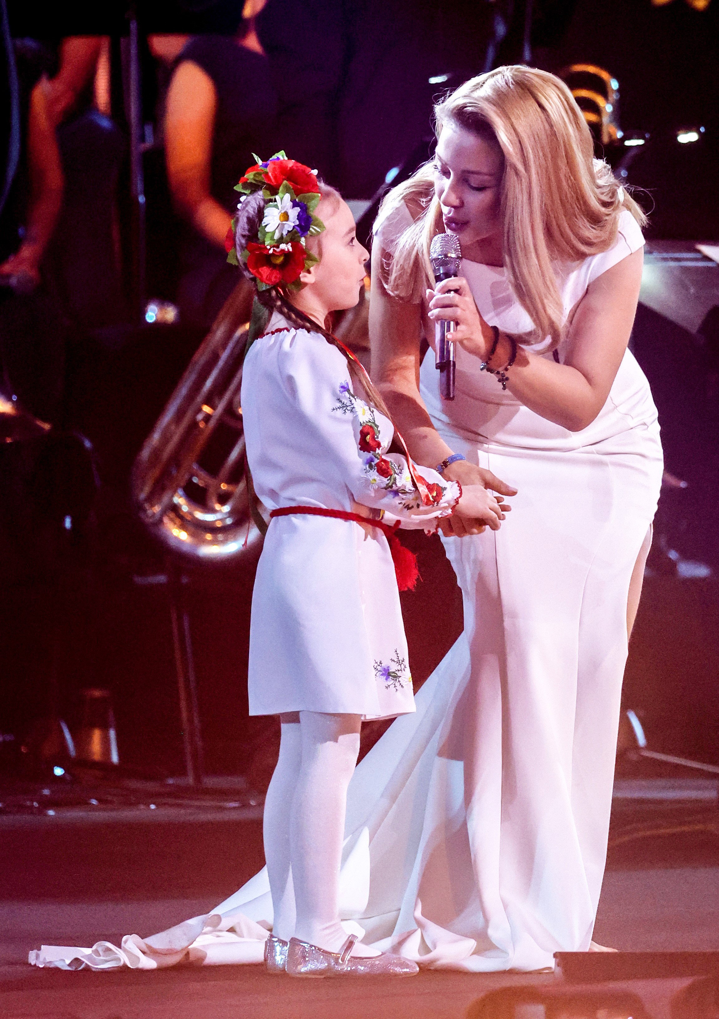 Amelka śpiewa hymn Ukrainy