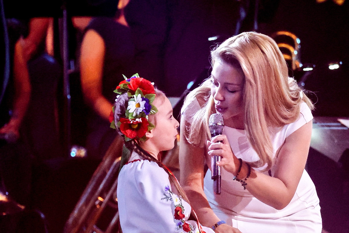 Amelka śpiewa hymn Ukrainy
