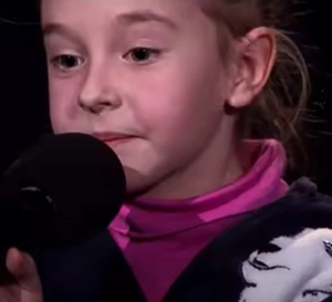 Dziewczynka, która śpiewała w schronie "Mam tę moc" jest już bezpieczna w Polsce. Jak potoczą się jej losy?