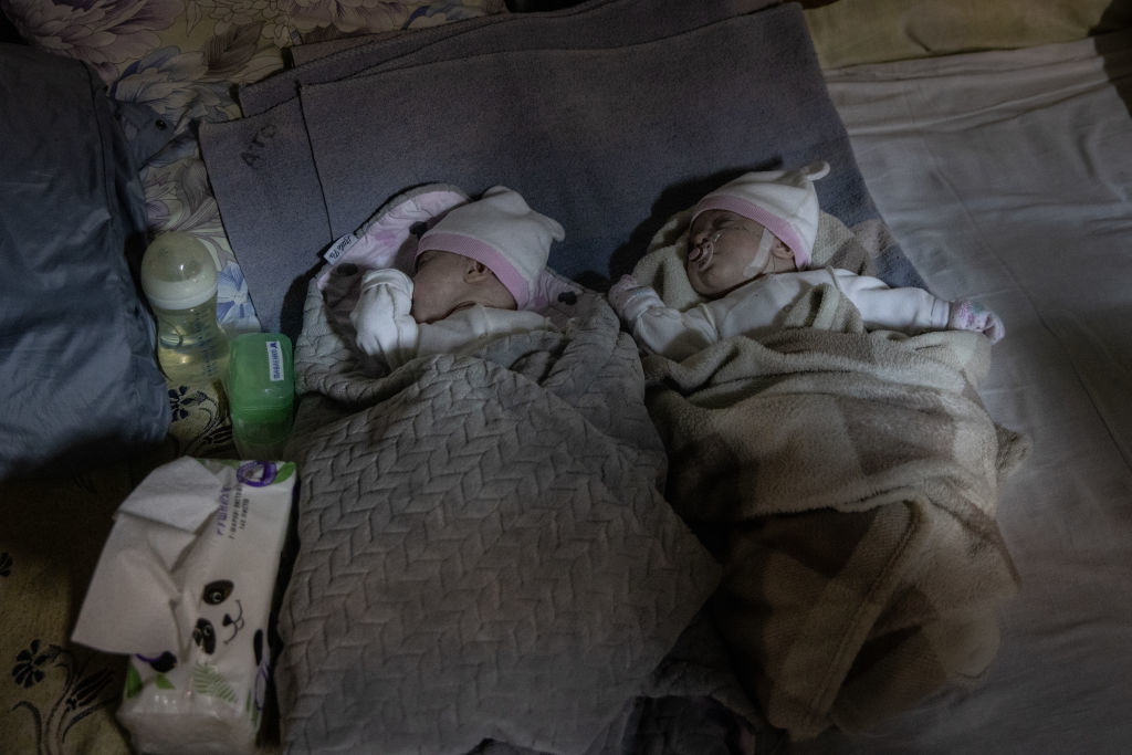 Bliźnięta urodzone w schronie i Kijowie