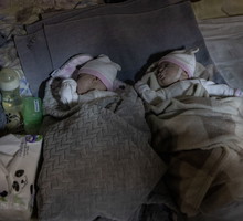 Bliźnięta urodzone w schronie i Kijowie