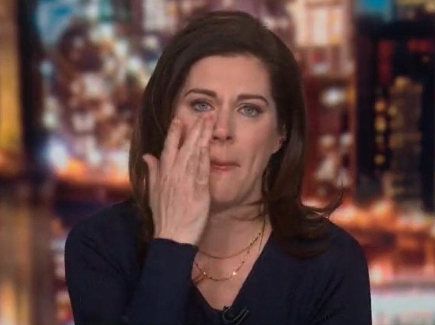 Dziennikarka rozmawiała z ojcem, który dowiedział się o śmierci dzieci i żony z internetu. W pewnym momencie popłakała się na wizji