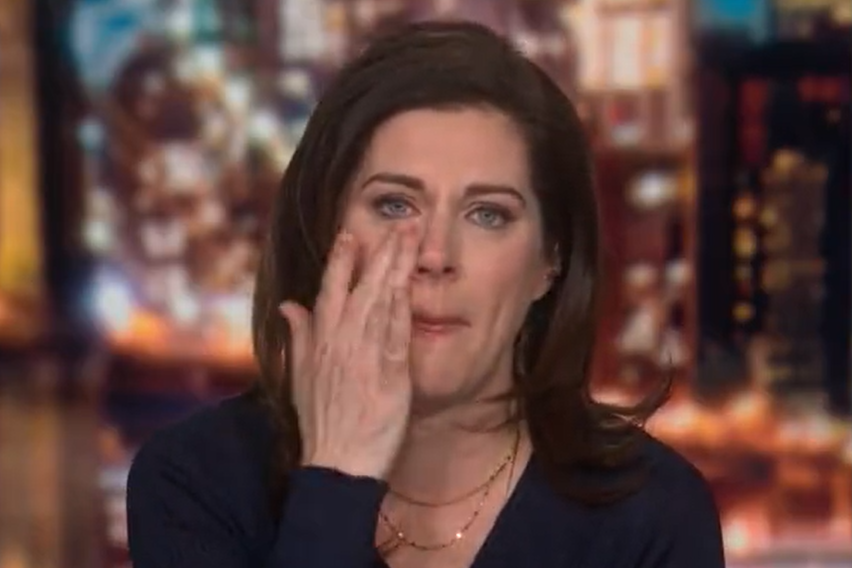 Dziennikarka rozmawiała z ojcem, który dowiedział się o śmierci dzieci i żony z internetu. W pewnym momencie popłakała się na wizji