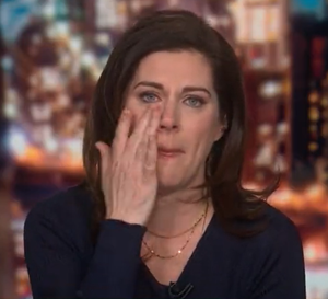 Dziennikarka rozmawiała z ojcem, który dowiedział się o śmierci dzieci i żony z internetu. W pewnym momencie popłakała się na wizji