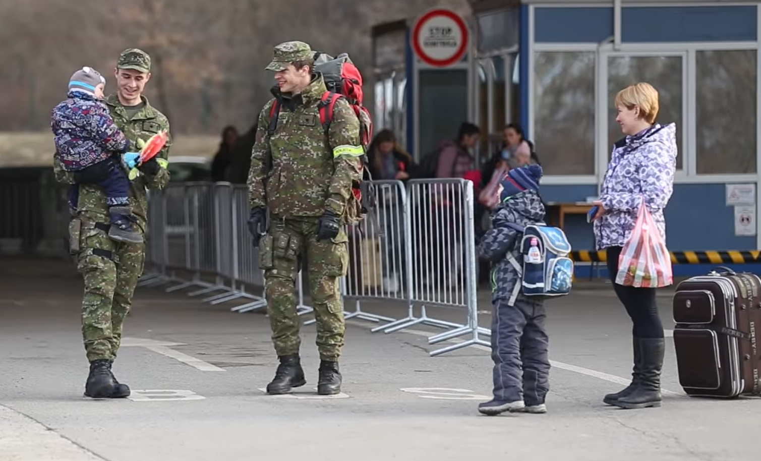 Takich gestów funkcjonariuszy potrzebują przerażone dzieci na granicy. Tak niewiele trzeba, żeby wywołać u dziecka śmiech [WIDEO]
