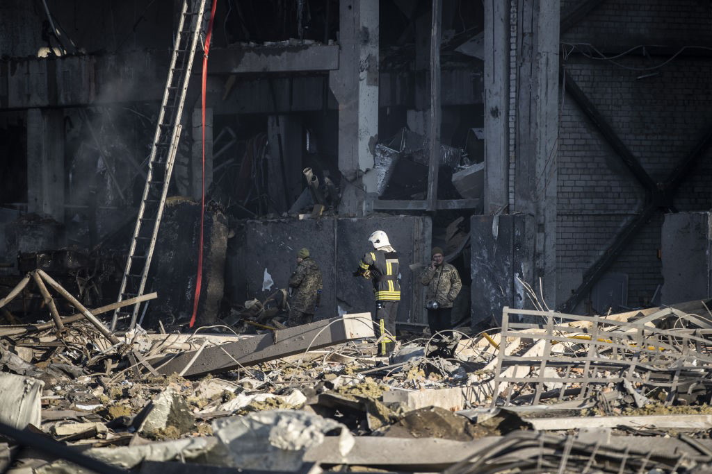 Nagranie z reanimacji wyciągniętej spod gruzów nieprzytomnej dziewczynki łamie serca...