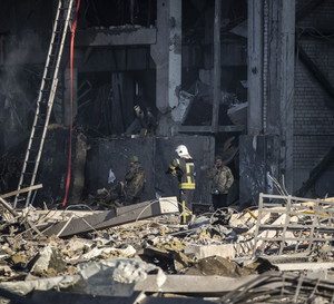 Nagranie z reanimacji wyciągniętej spod gruzów nieprzytomnej dziewczynki łamie serca...