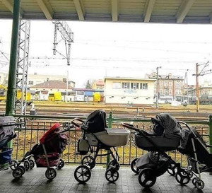 Wózki dziecięce na dworcu w Przemyślu