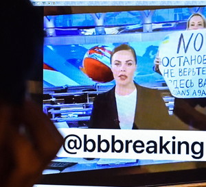 Marina Ovsyannikova wbiega na wizję z transparentem antywojennym