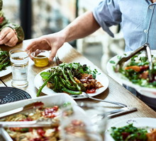 Ten raport pokazuje, jak marnujemy jedzenie po świętach: najczęściej w koszach lądują sałatki jarzynowe, pieczywo i wędliny a nawet święconki