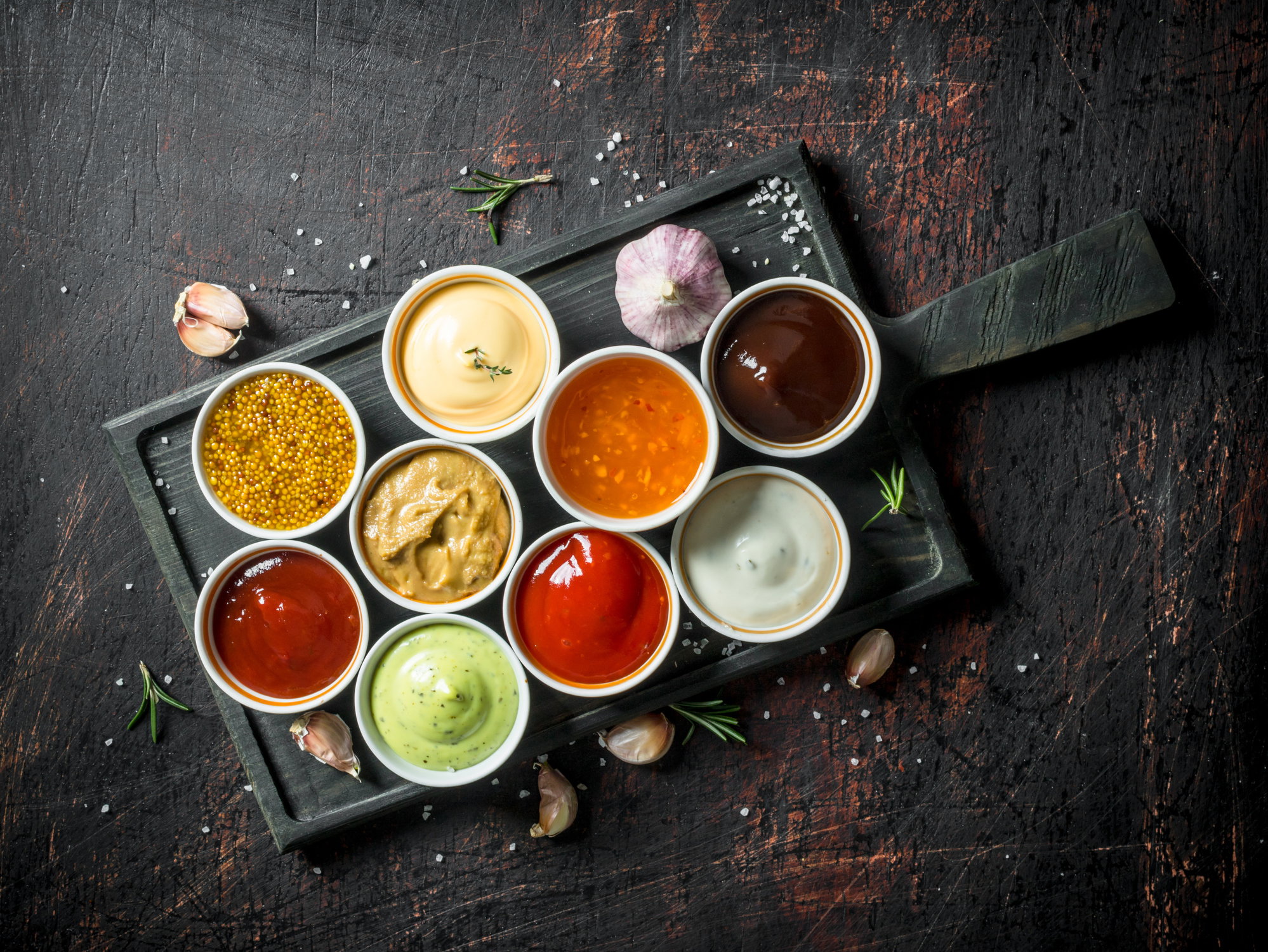 Sosy do grilla: najlepsze propozycje na pikantne dipy do mięs i do soczystej karkówki z grilla