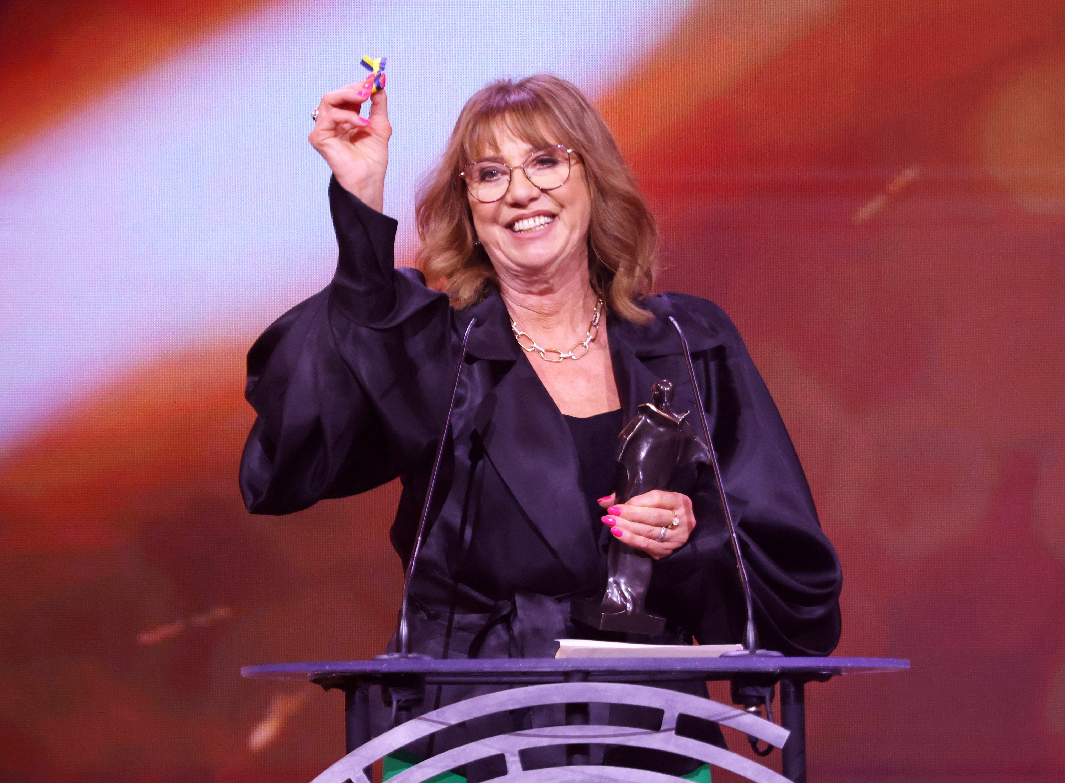 Mama Roberta Lewandowskiego odebrała Wiktora w imieniu syna. Dariusz Szpakowski klęknął przed nią [WIDEO]