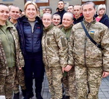 Z niewoli wypuszczono 15 kobiet. Rosjanie ogolili ich głowy na łyso, by ich upokorzyć. „To najodważniejsze kobiety na świecie. Nikt nie może ich poniżyć”