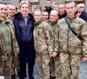 Z niewoli wypuszczono 15 kobiet. Rosjanie ogolili ich głowy na łyso, by ich upokorzyć. „To najodważniejsze kobiety na świecie. Nikt nie może ich poniżyć”