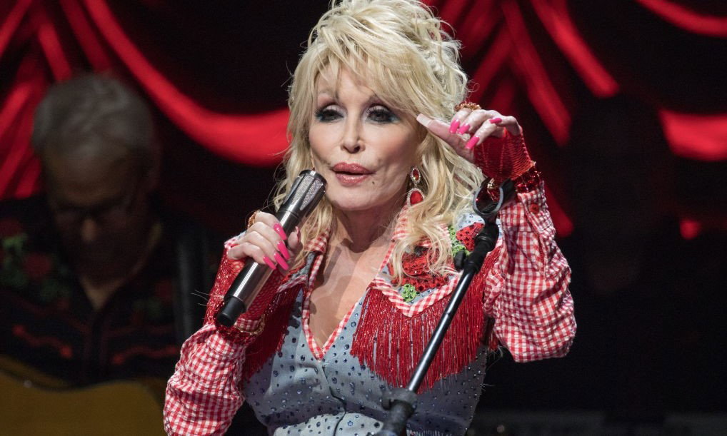 76-letnia Dolly Parton zdradziła sekret swojej urody: "potrzebuję bardzo mało snu i używam tanich kosmetyków"