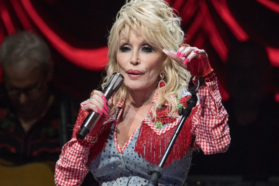 76-letnia Dolly Parton zdradziła sekret swojej urody: "potrzebuję bardzo mało snu i używam tanich kosmetyków"