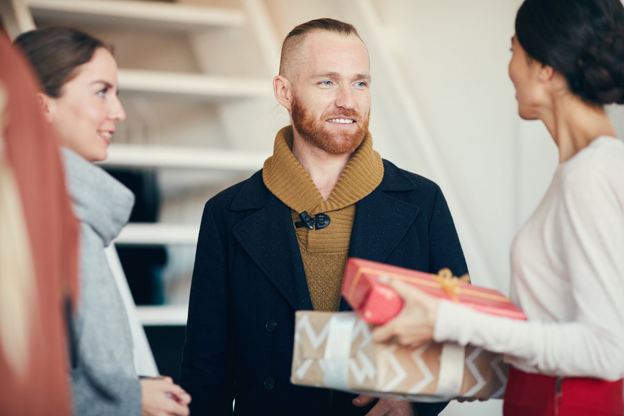 Prezent na parapetówkę, czyli co kupić? Sprawdź propozycje na prezent na parapetówkę śmieszny, ekskluzywny dla rodziny lub znajomych