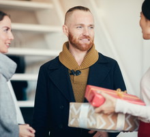 Prezent na parapetówkę, czyli co kupić? Sprawdź propozycje na prezent na parapetówkę śmieszny, ekskluzywny dla rodziny lub znajomych