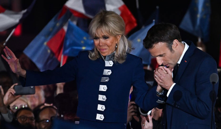 7 najlepszych stylizacji Brigitte Macron, pierwszej damy Francji. Nasz typ to jej look w dniu wyborów prezydenckich