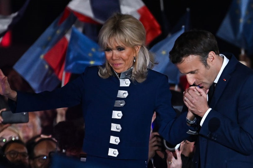 7 najlepszych stylizacji Brigitte Macron, pierwszej damy Francji. Nasz typ to jej look w dniu wyborów prezydenckich