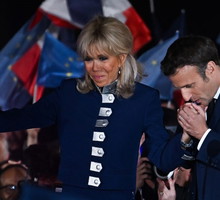7 najlepszych stylizacji Brigitte Macron, pierwszej damy Francji. Nasz typ to jej look w dniu wyborów prezydenckich