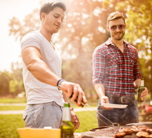 Mięso na grilla: jakie wybrać i które jest najlepsze? Podpowiadamy, jak zorganizować męskie barbecue party