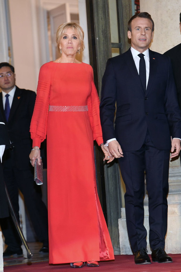 7 najlepszych stylizacji Brigitte Macron, pierwszej damy Francji. Nasz typ to jej look w dniu wyborów prezydenckich
