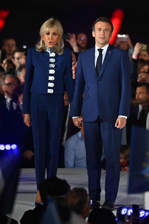7 najlepszych stylizacji Brigitte Macron, pierwszej damy Francji. Nasz typ to jej look w dniu wyborów prezydenckich
