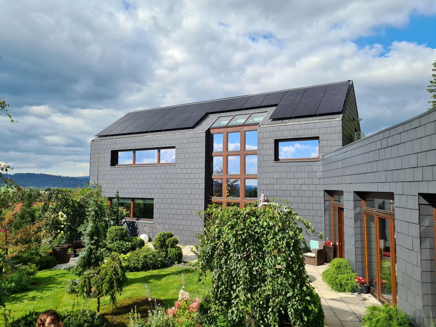 Ile kosztuje instalacja fotowoltaiczna i skąd wziąć na nią pieniądze? Podpowiadamy, jak na dekady obniżyć rachunki za prąd