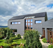 Ile kosztuje instalacja fotowoltaiczna i skąd wziąć na nią pieniądze? Podpowiadamy, jak na dekady obniżyć rachunki za prąd