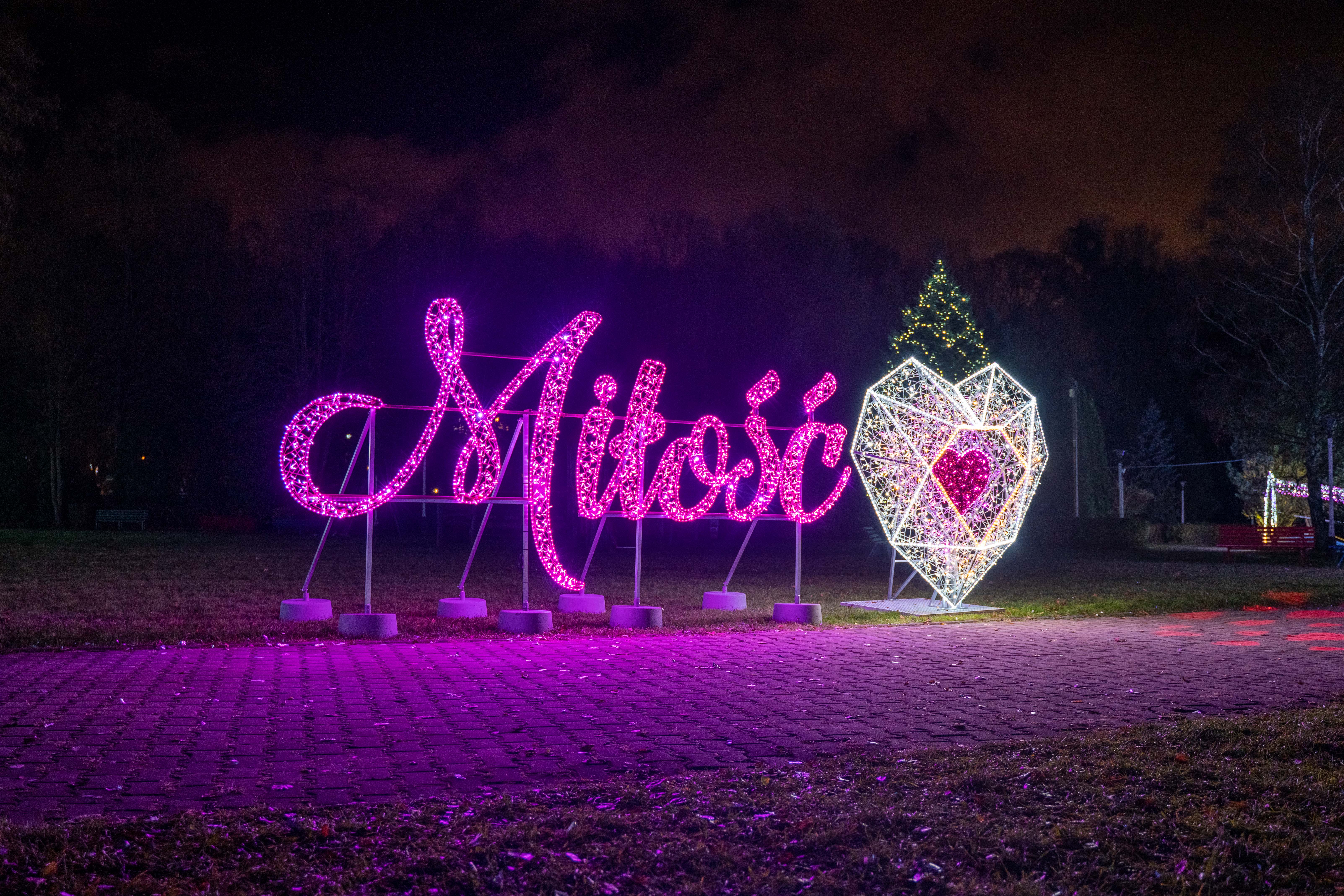 Zakochaj się w Parku Miliona Świateł na Walentynki  - do wygrania wycieczka do Paryża!