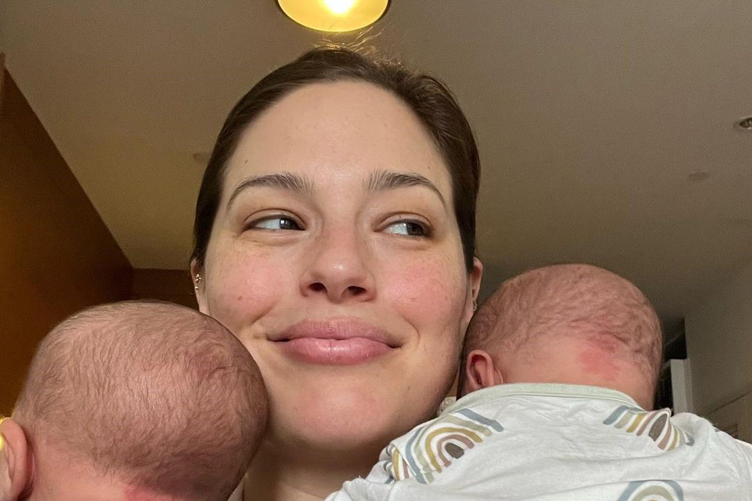 Ashley Graham pokazała, jak karmi piersią bliźnięta. To zdjęcie podzieliło internautów