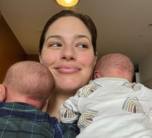 Ashley Graham pokazała, jak karmi piersią bliźnięta. To zdjęcie podzieliło internautów