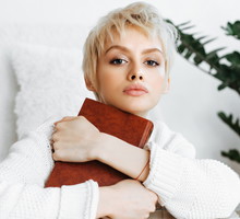 Krótkie włosy blond