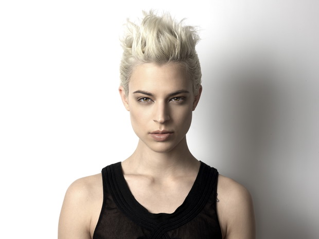 Krótkie włosy blond