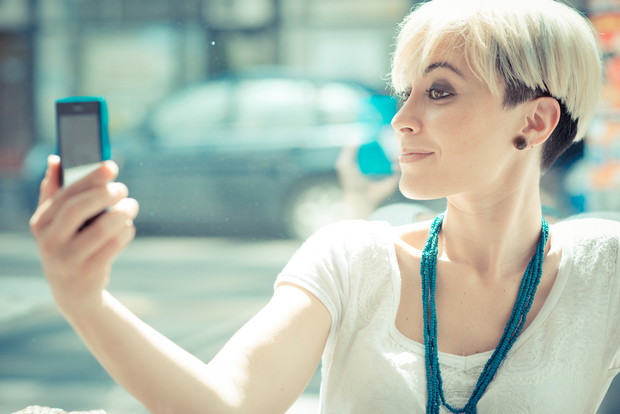 Krótkie włosy blond