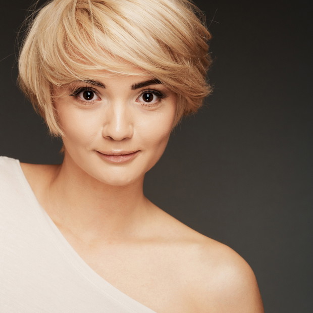 Krótkie włosy blond