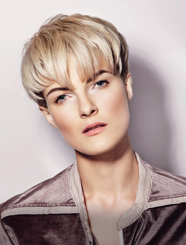 Krótkie włosy blond