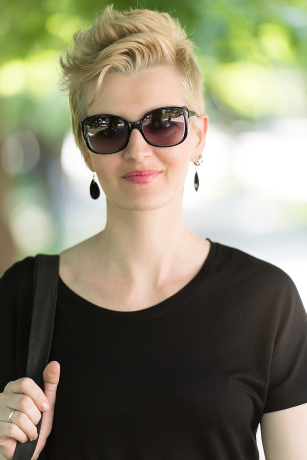 Krótkie włosy blond