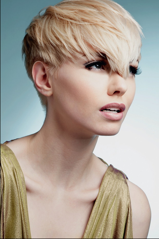 Krótkie włosy blond