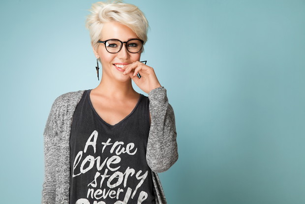 Krótkie włosy blond