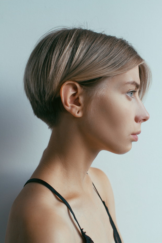 Krótkie włosy blond