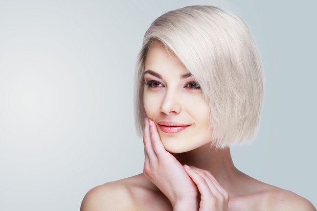 Krótkie włosy blond