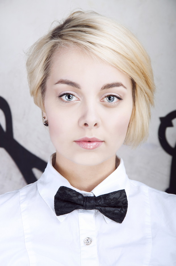 Krótkie włosy blond