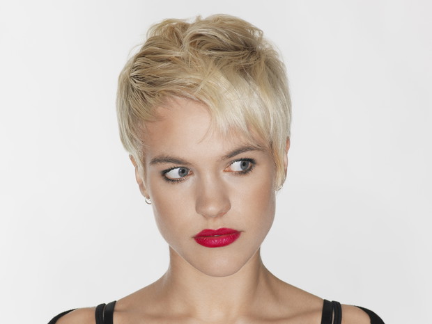 Krótkie włosy blond