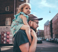 Znalazł samotną 2-letnią dziewczynkę na środku ulicy. To co wydarzyło się później przeraża
